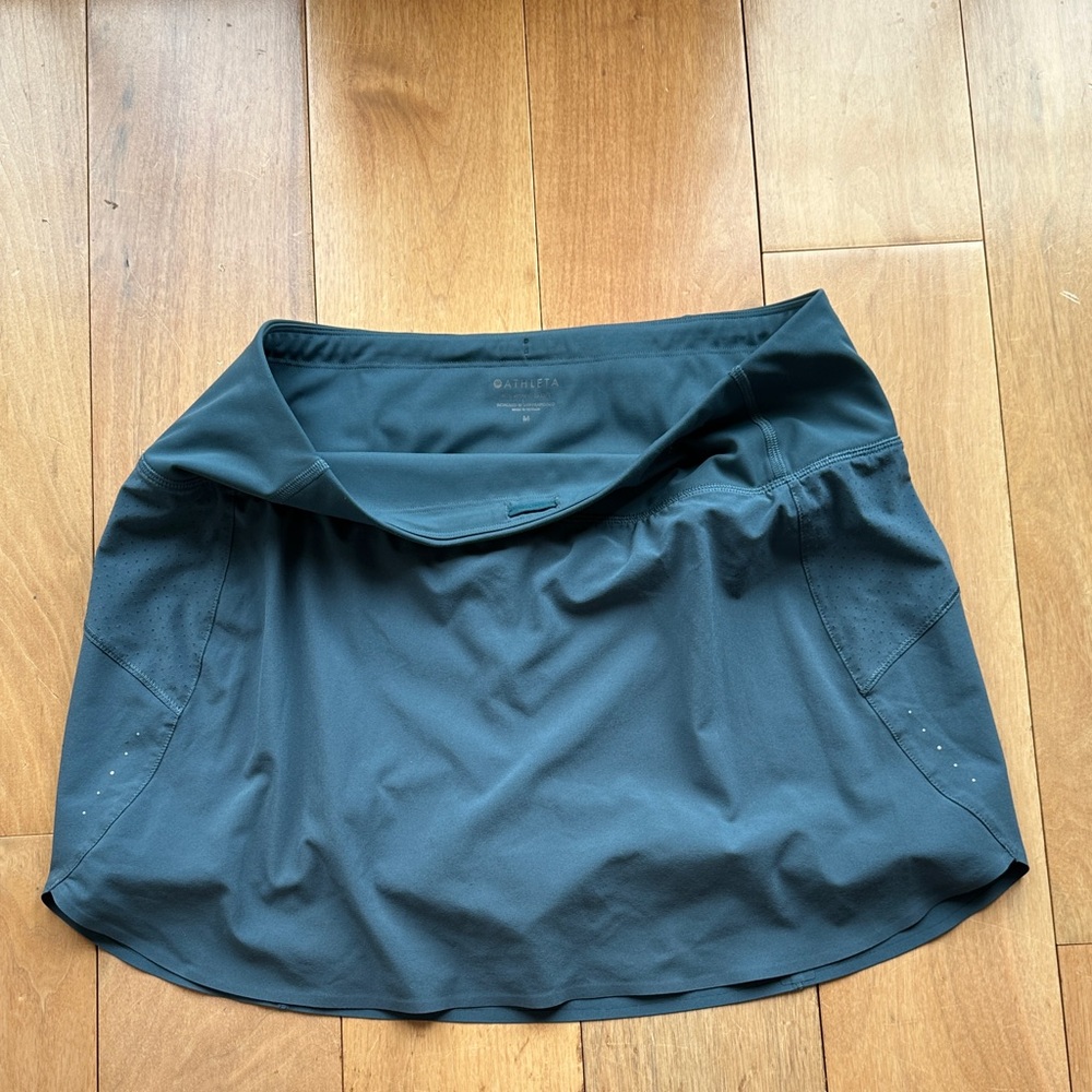 Athleta Women's Run With The Skort Turquoise 
Skort Size Medium